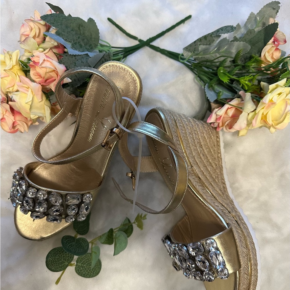 Woman shoes wadges gold 6.5 new in the box